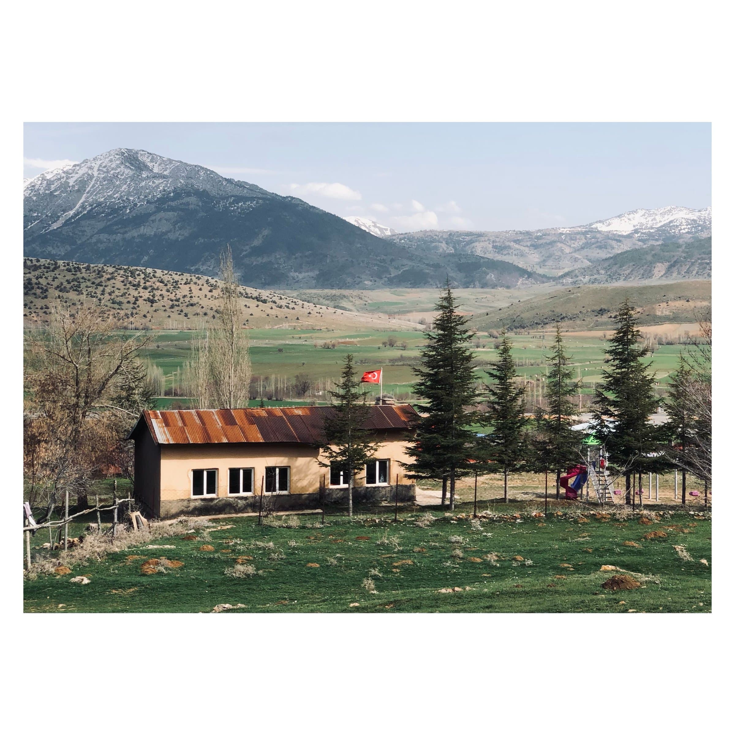 Beton duvarlar arasından göğe uzanan aydınlatma direği, alttan bakış
